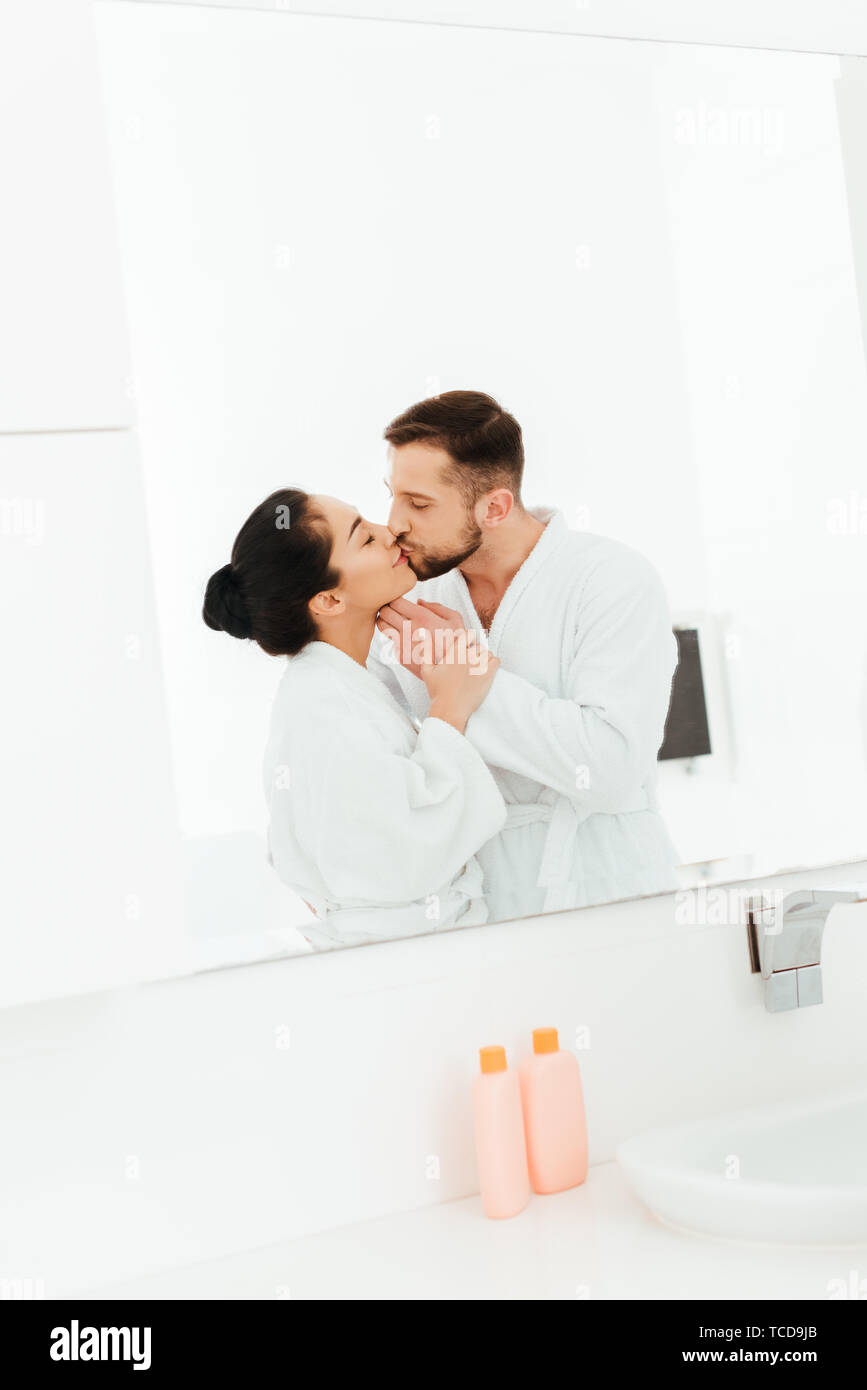 holi kiss in bathroom