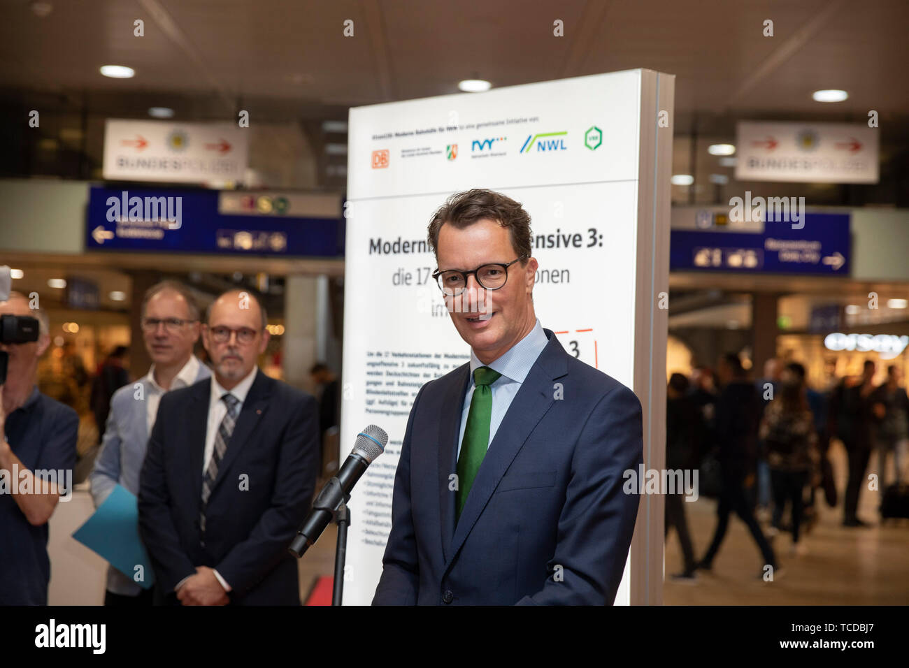 NRW-Verkehrsminister Hendrik Wüst bei der Unterzeichnung der MOF 3-Vereinbarung im Kölner Hauptbahnhof. Köln, 06.06.2019 Stock Photo
