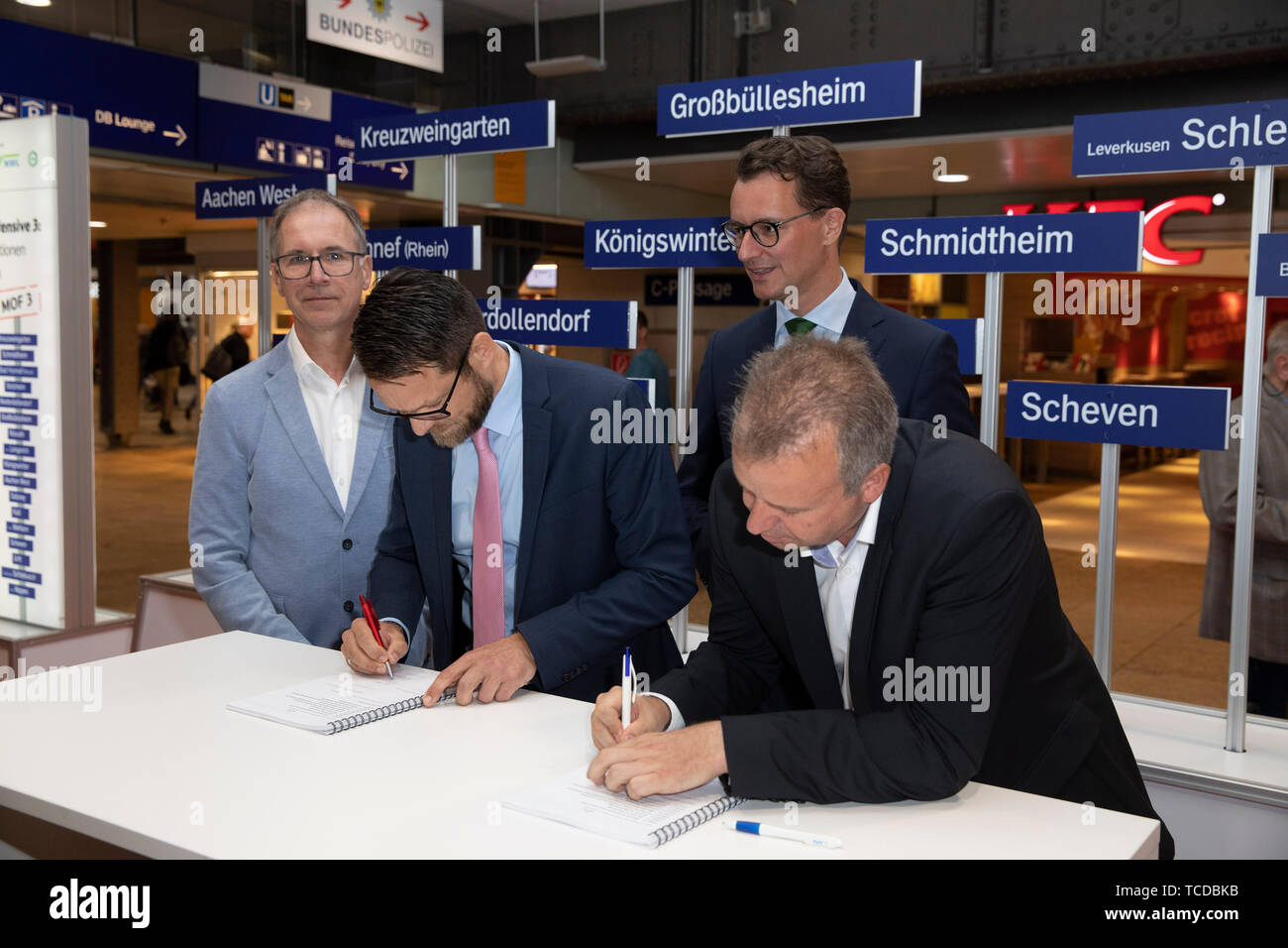 Norbert Reinkober, Stephan Boleslawsky, NRW-Verkehrsminister Hendrik Wüst, Heiko Sedlaczek bei der Unterzeichnung der MOF 3-Vereinbarung im Kölner Hau Stock Photo