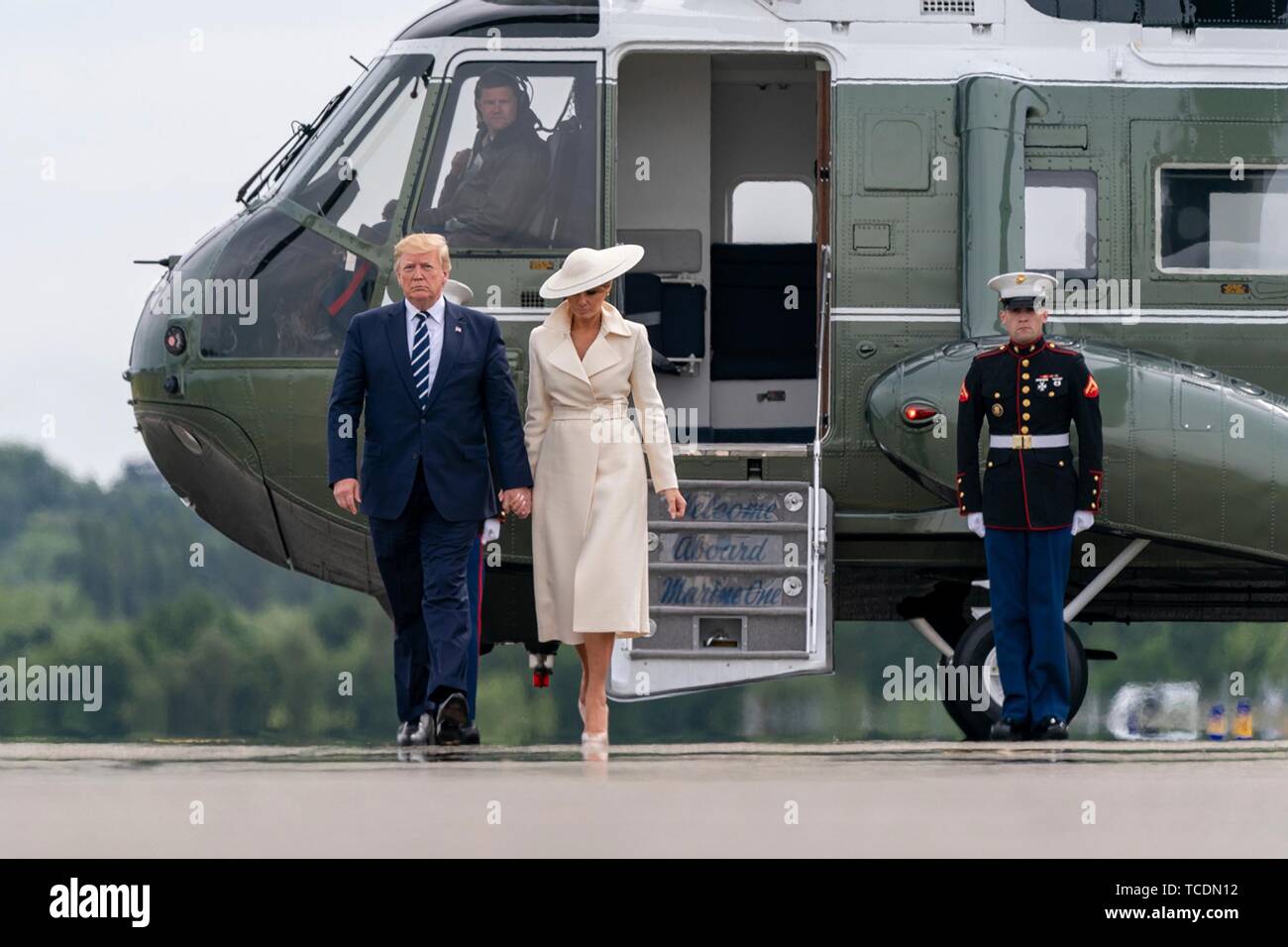 Melania and trump holding hands hi-res stock photography and images - Alamy