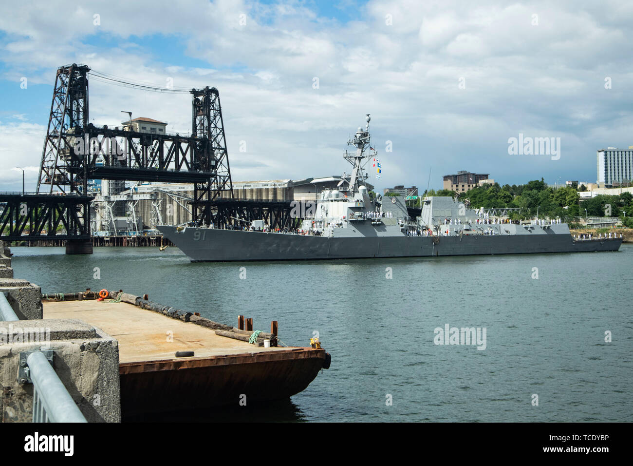 190606-N-DX615-1031 PORTLAND, Ore. (June 6, 2019) The Arleigh Burke-class guided-missile destroyer USS Pinckney (DDG 91) prepares to moor in Portland for Portland Fleet Week. The annual event is a time-honored celebration of the sea services and provides an opportunity for the citizens of Oregon to meet Sailors, Marines and Coast Guardsmen, as well as witness firsthand the latest capabilities of today’s maritime services. (U.S. Navy photo by Chief Mass Communication Specialist Alan Gragg) Stock Photo