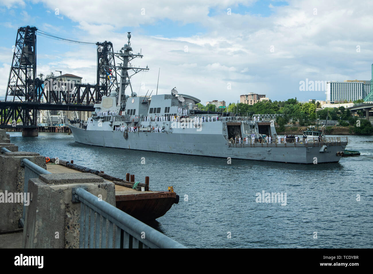 190606-N-DX615-1038 PORTLAND, Ore. (June 6, 2019) The Arleigh Burke-class guided-missile destroyer USS Pinckney (DDG 91) prepares to moor in Portland for Portland Fleet Week. The annual event is a time-honored celebration of the sea services and provides an opportunity for the citizens of Oregon to meet Sailors, Marines and Coast Guardsmen, as well as witness firsthand the latest capabilities of today’s maritime services. (U.S. Navy photo by Chief Mass Communication Specialist Alan Gragg) Stock Photo