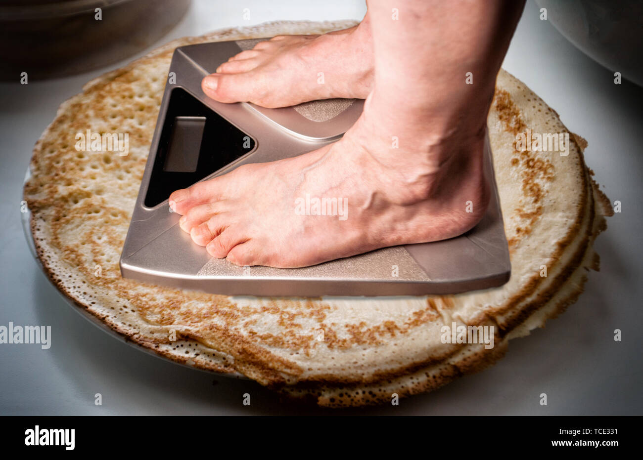 https://c8.alamy.com/comp/TCE331/bathroom-scales-for-weighing-human-weight-healthy-lifestyle-concept-TCE331.jpg