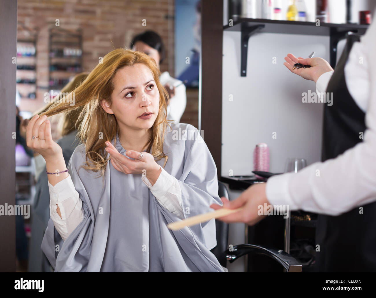 Расчесывать волосы. Have something done в английском. Как сделать волосы домиком. Hair done. She has her hair to do.