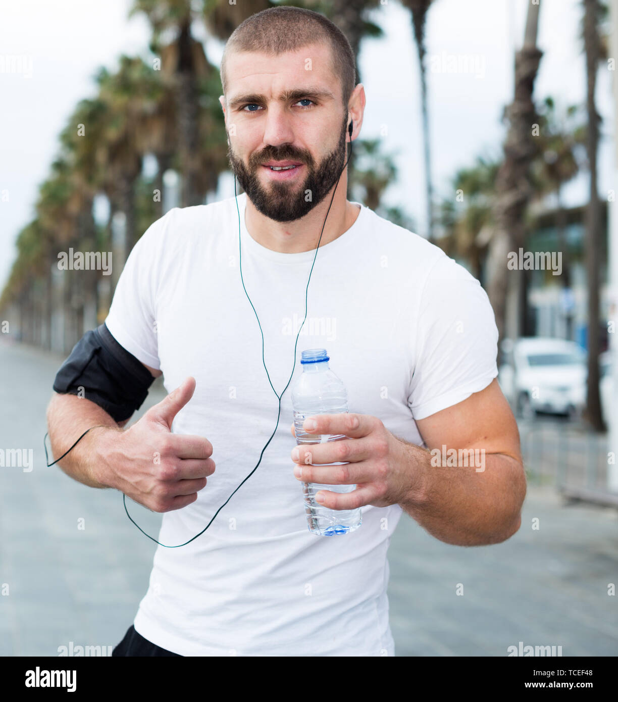 Out of breath black athlete hi-res stock photography and images - Alamy