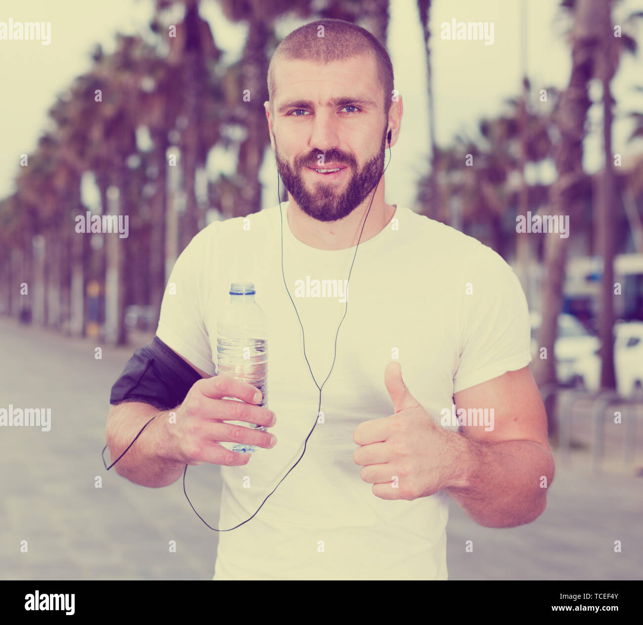 Out of breath black athlete hi-res stock photography and images - Alamy