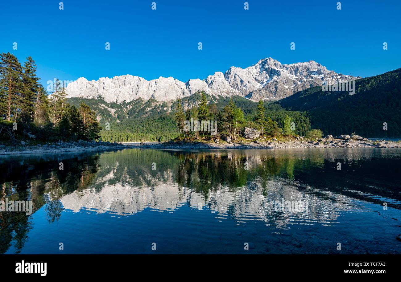 Lake Eibsee with Sasseninsel and Zugspitze, water reflection ...