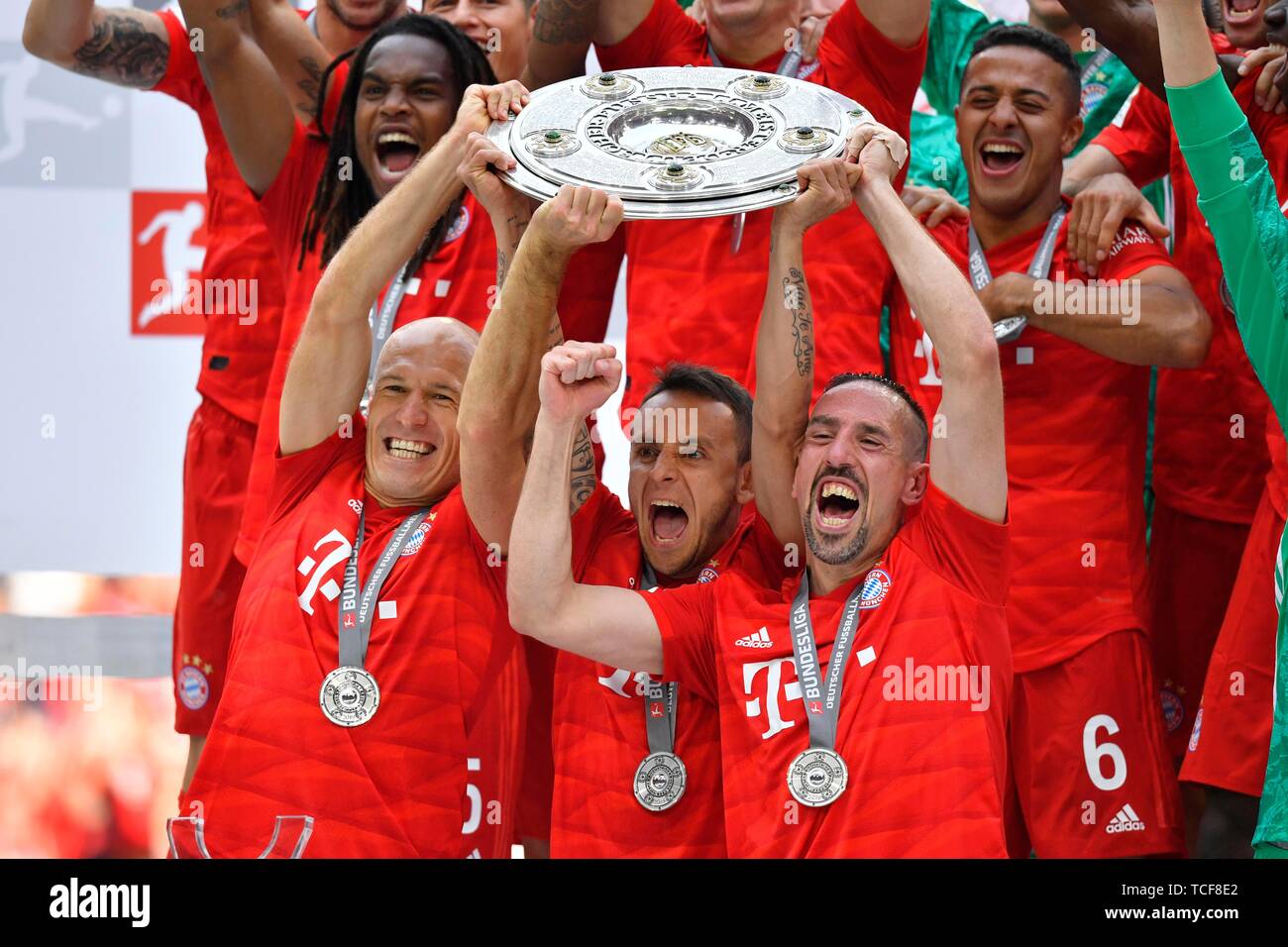 From the left: Arjen Robben FC Bayern Munich Rafinha FC Bayern Munich Franck Ribery FC Bayern Munich, Jubel mit Meisterschale, Trophäe, Meisterfeier 2 Stock Photo