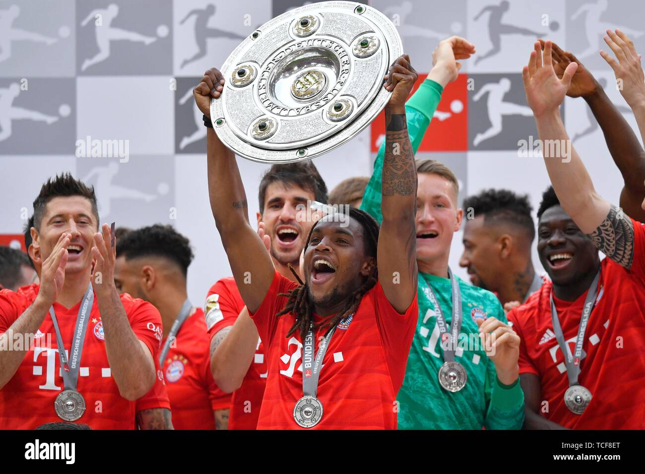 Renato Sanches FC Bayern Munich, Jubel mit Meisterschale, Trophäe, Meisterfeier 2019, FC Bayern Munich is for the 29th time German Bundesliga Champion Stock Photo