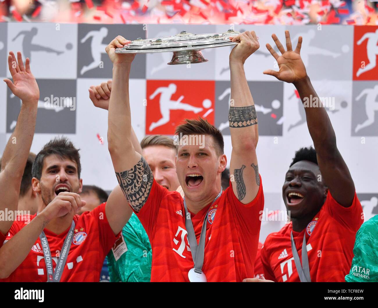 Niklas Süle FC Bayern Munich, Jubel mit Meisterschale, Trophäe, Meisterfeier 2019, FC Bayern Munich is German Bundesliga Champion for the 29th time, A Stock Photo