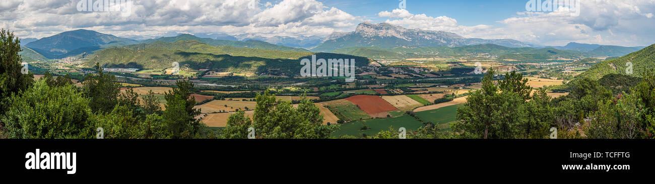 Panoramic view of the Ara river valley between the towns of Boltaña and Ainsa in the Pyrenees of Aragon in Spain Stock Photo