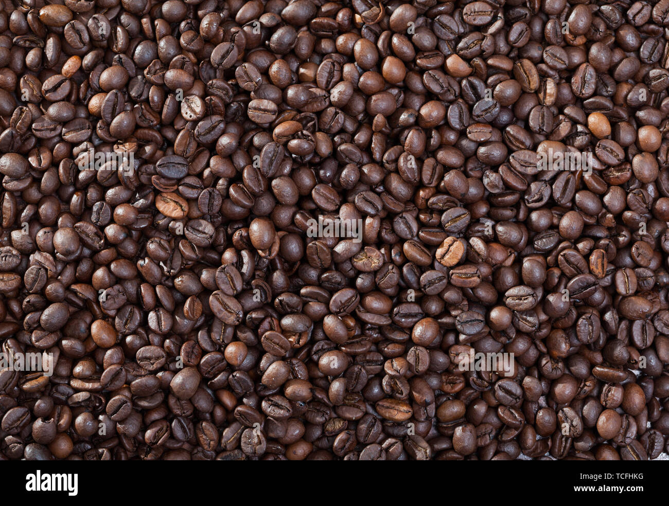 Roasted coffee beans background Stock Photo - Alamy