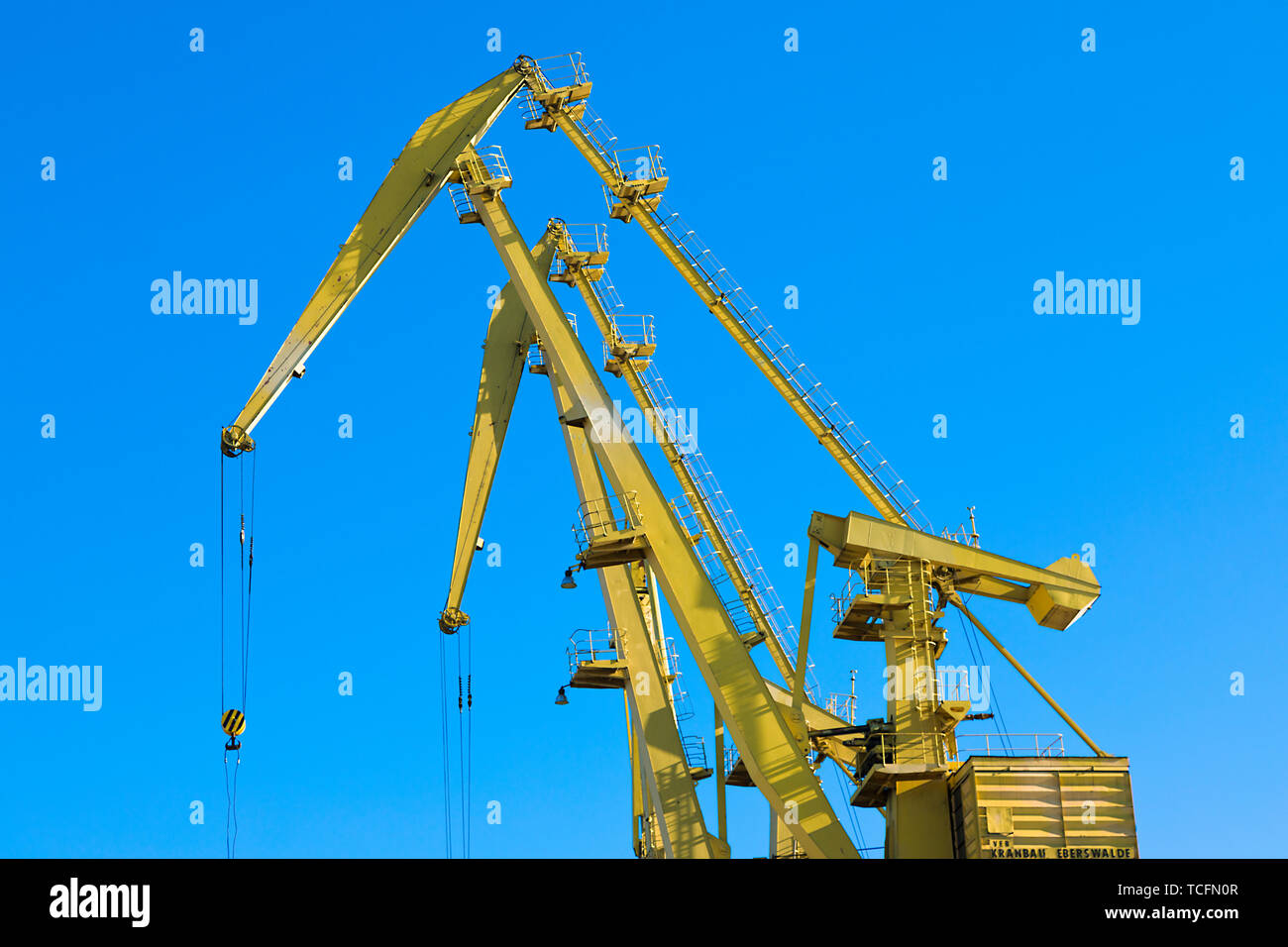 Mobile cranes hi-res stock photography and images - Alamy