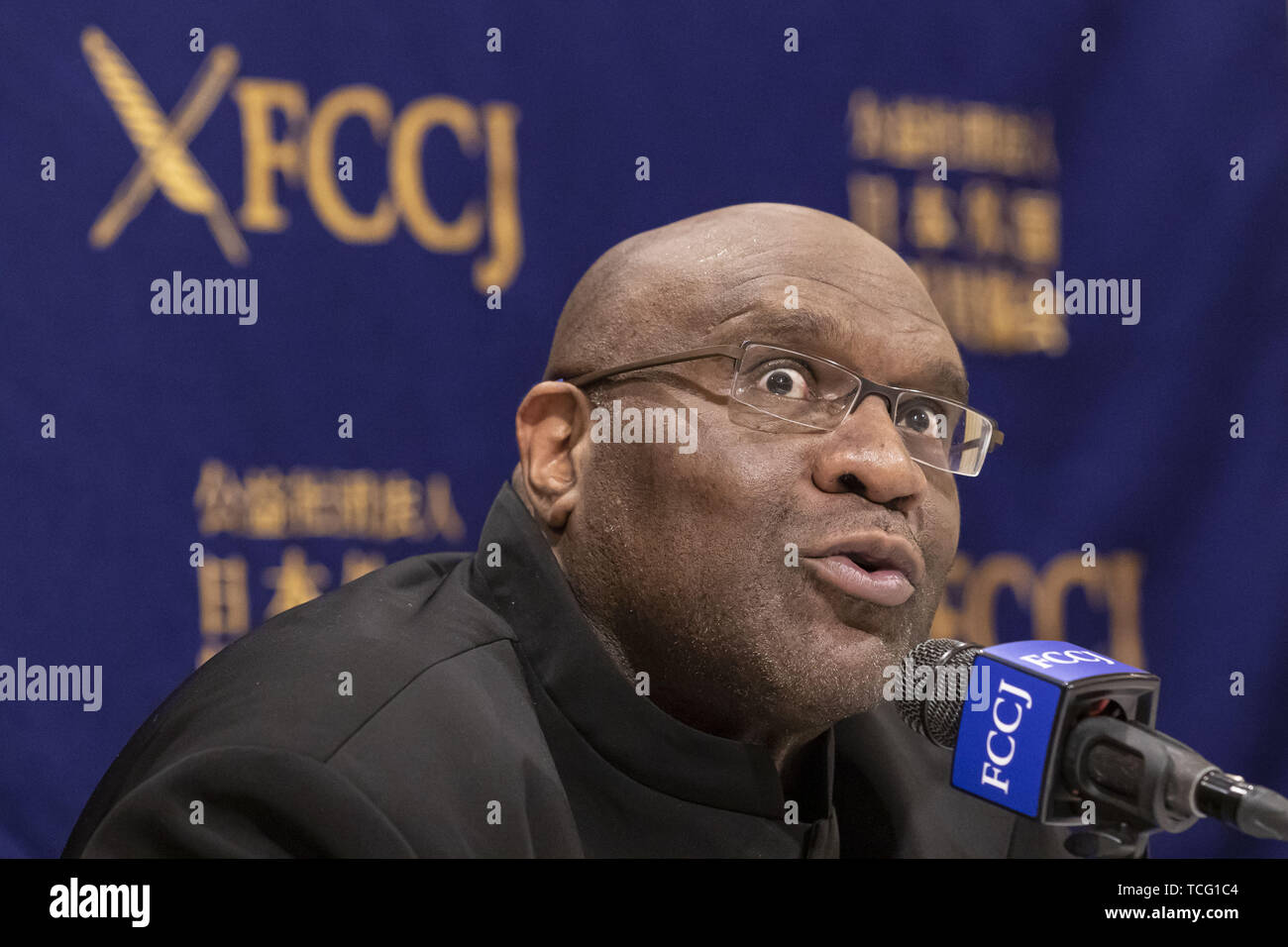 Tokyo, Japan. 7th June, 2019. American pro fighter and actor Bob Sapp speaks during a news conference at The Foreign Correspondents' Club of Japan in downtown Tokyo. Sapp, who is also a former American NFL player, WWE professional wrestler and World Champion kick boxer visited the Club to share his opinions about the Japanese TV industry as a foreigner celebrity in Japan. As actor he participated in several movies including 'Conan the Barbarian' and with Adam Sandler in 'The Longest Yard' Credit: Rodrigo Reyes Marin/ZUMA Wire/Alamy Live News Stock Photo