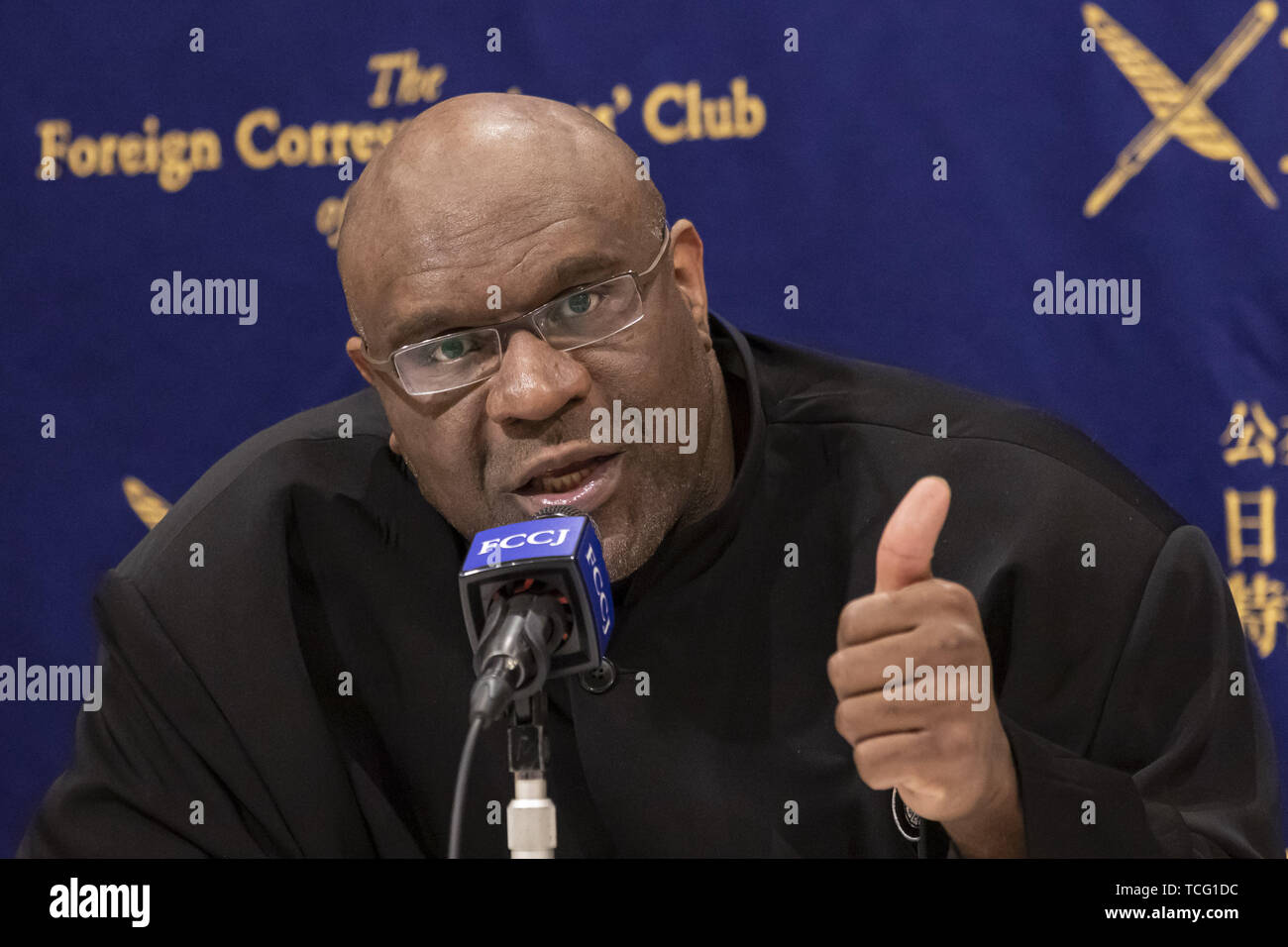 Tokyo, Japan. 7th June, 2019. American pro fighter and actor Bob Sapp speaks during a news conference at The Foreign Correspondents' Club of Japan in downtown Tokyo. Sapp, who is also a former American NFL player, WWE professional wrestler and World Champion kick boxer visited the Club to share his opinions about the Japanese TV industry as a foreigner celebrity in Japan. As actor he participated in several movies including 'Conan the Barbarian' and with Adam Sandler in 'The Longest Yard' Credit: Rodrigo Reyes Marin/ZUMA Wire/Alamy Live News Stock Photo