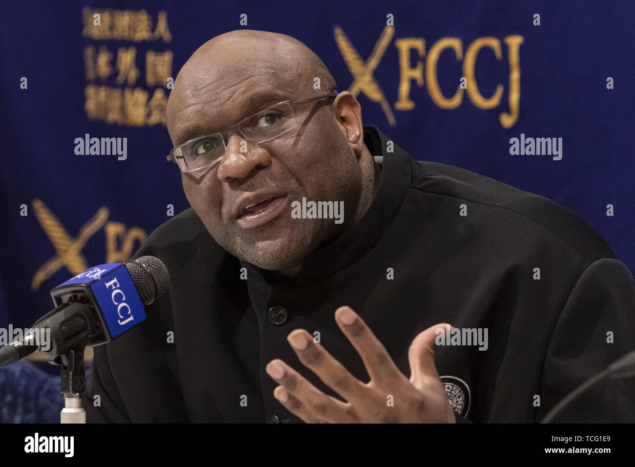 Tokyo, Japan. 7th June, 2019. American pro fighter and actor Bob Sapp speaks during a news conference at The Foreign Correspondents' Club of Japan in downtown Tokyo. Sapp, who is also a former American NFL player, WWE professional wrestler and World Champion kick boxer visited the Club to share his opinions about the Japanese TV industry as a foreigner celebrity in Japan. As actor he participated in several movies including 'Conan the Barbarian' and with Adam Sandler in 'The Longest Yard' Credit: Rodrigo Reyes Marin/ZUMA Wire/Alamy Live News Stock Photo