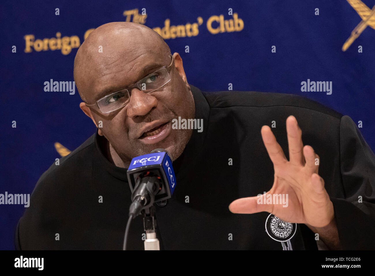 Tokyo, Japan. 07th June, 2019. American pro fighter and actor Bob Sapp speaks during a news conference at The Foreign Correspondents' Club of Japan. Sapp, who is also a former American NFL player, WWE professional wrestler and World Champion kick boxer visited the Club to share his opinions about the Japanese TV industry as a foreigner celebrity in Japan. As actor he participated in several movies including 'Conan the Barbarian' and with Adam Sandler in 'The Longest Yard'. Credit: Rodrigo Reyes Marin/AFLO/Alamy Live News Stock Photo