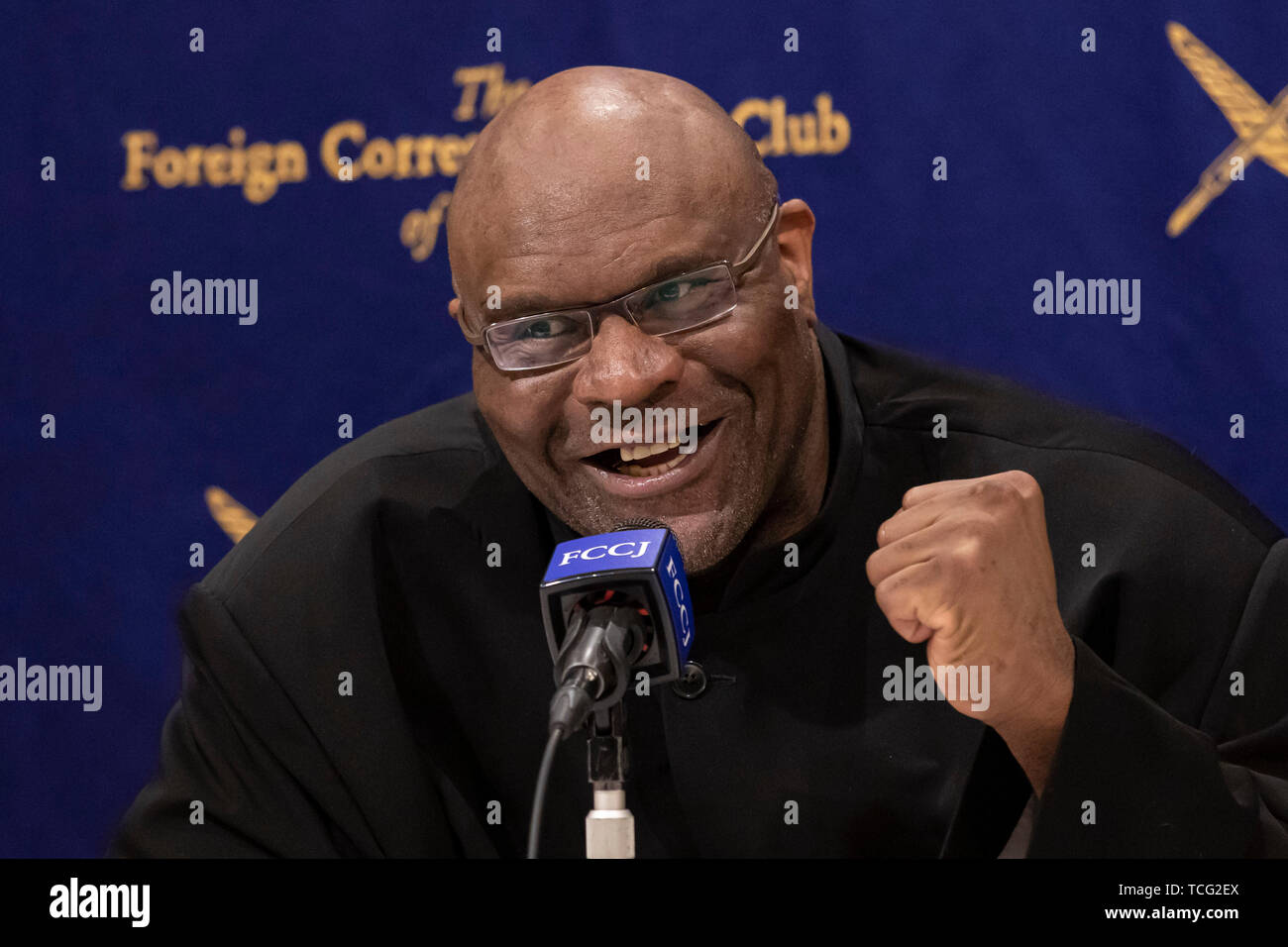 Tokyo, Japan. 07th June, 2019. American pro fighter and actor Bob Sapp speaks during a news conference at The Foreign Correspondents' Club of Japan. Sapp, who is also a former American NFL player, WWE professional wrestler and World Champion kick boxer visited the Club to share his opinions about the Japanese TV industry as a foreigner celebrity in Japan. As actor he participated in several movies including 'Conan the Barbarian' and with Adam Sandler in 'The Longest Yard'. Credit: Rodrigo Reyes Marin/AFLO/Alamy Live News Stock Photo