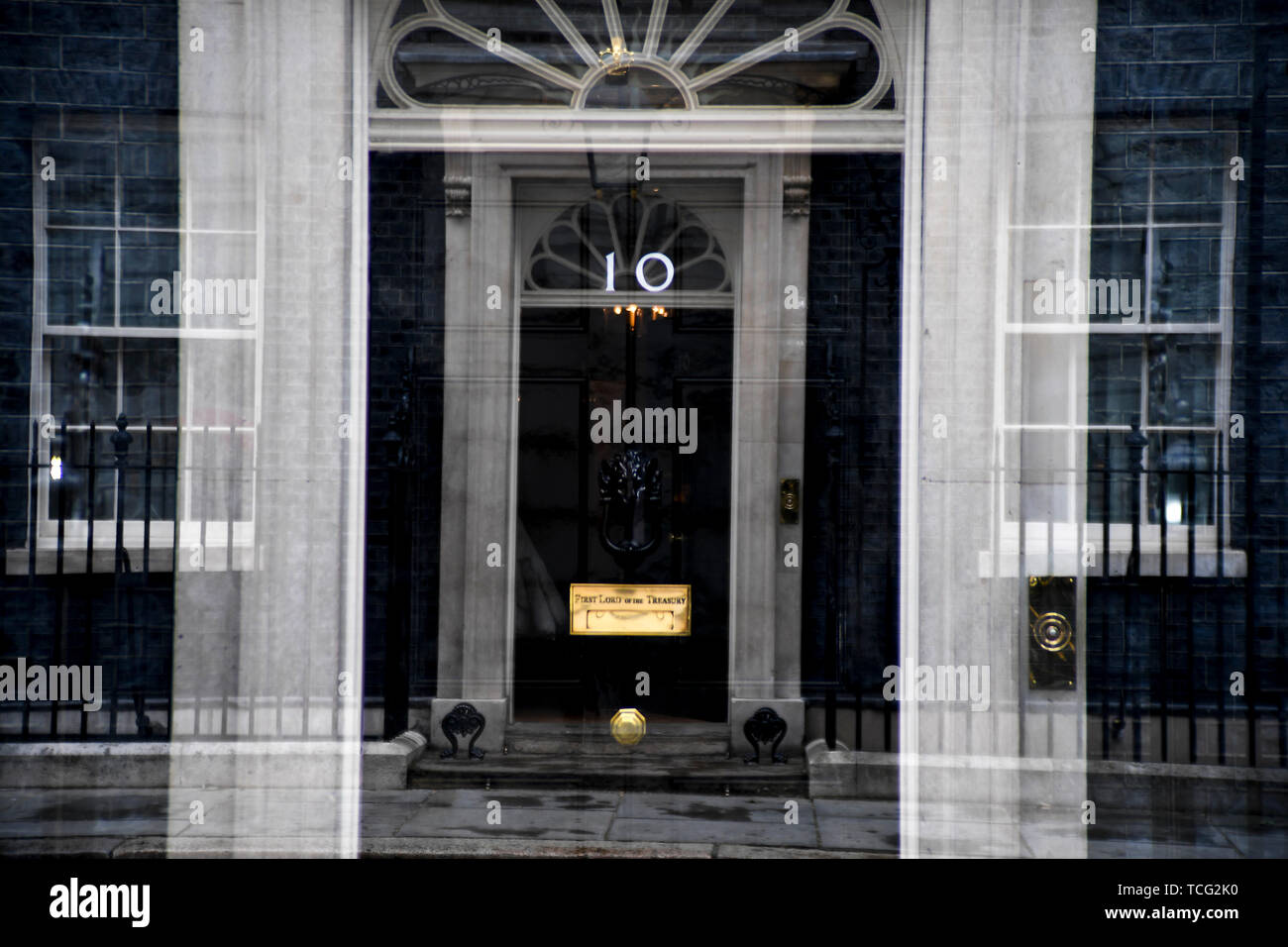 (190607) -- LONDON, June 7, 2019 (Xinhua) -- The photo taken on June 7, 2019 shows 10 Downing Street in London, Britain. Theresa May stepped down Friday as leader of Britain's governing Conservative Party, but she will remain as prime minister until her successor is chosen. (Xinhua/Alberto Pezzali) Stock Photo