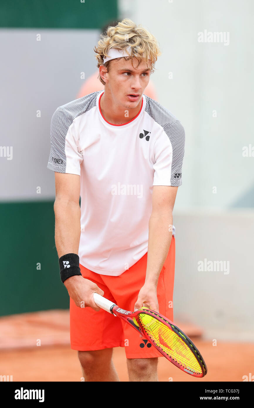 Paris, France. 07th June, 2019. Toby Alex Kodat of the United States during  the Boy's singles semi-final match of the French Open tennis tournament  against Shintaro Mochizuki of Japan at the Roland