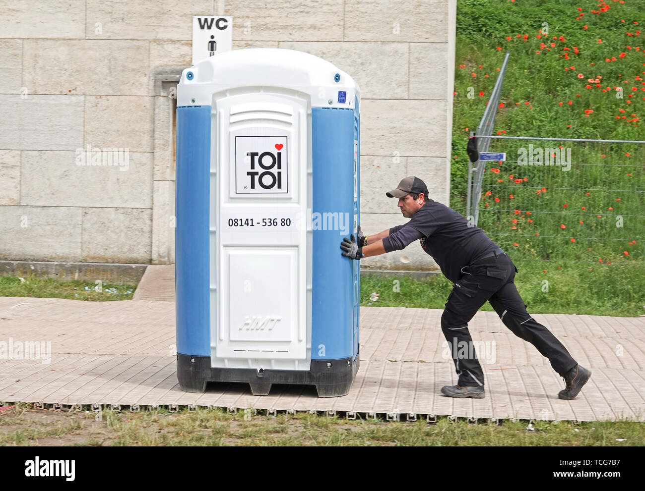 Nuremberg, Germany. 08th June, 2019. A worker pushes a Dixiklo onto the grounds of Rock im Park. The music festival lasts until 9 June 2019. Credit: Rachel Boßmeyer/dpa/Alamy Live News Stock Photo