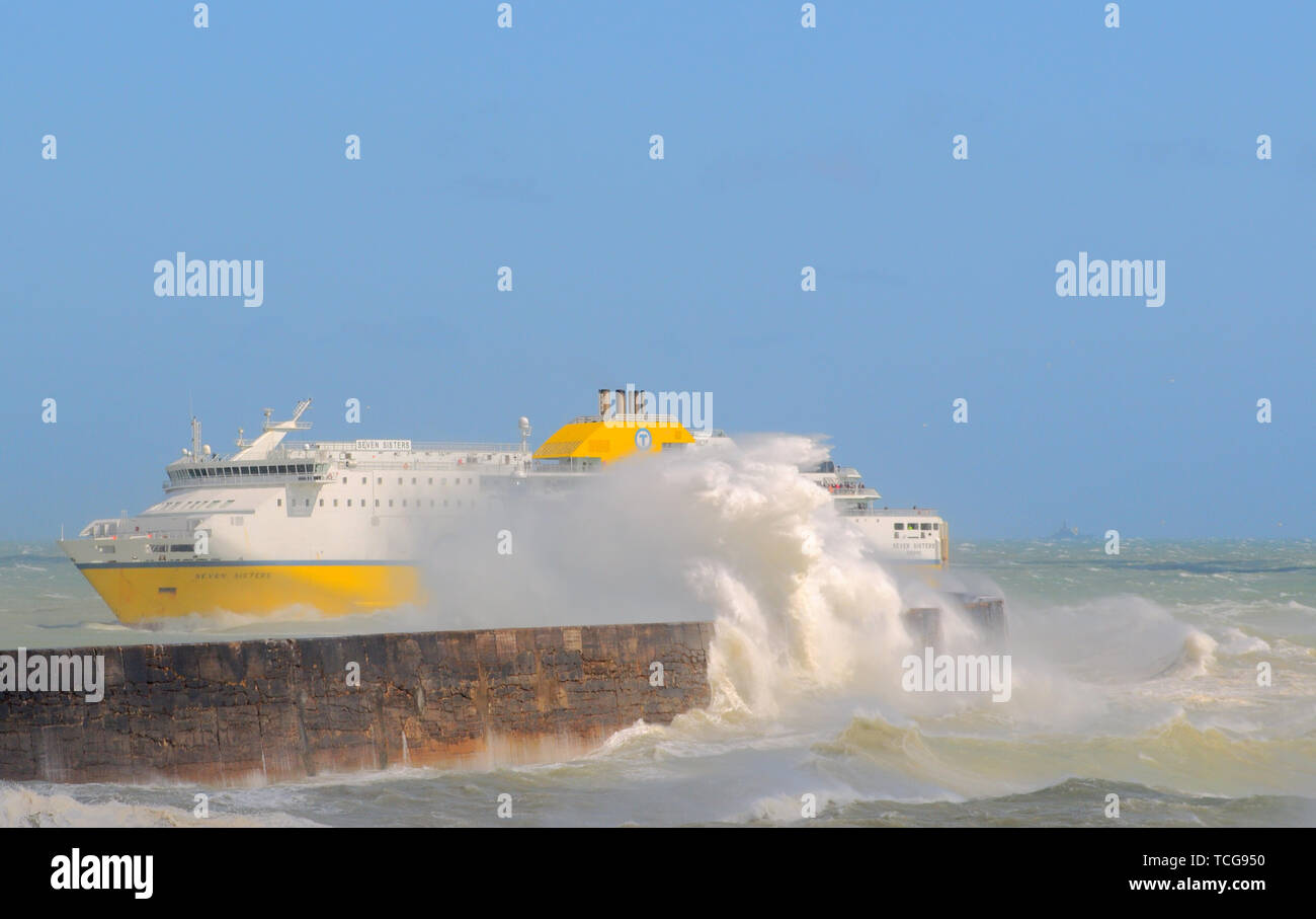 Newhaven, East Sussex, UK..8th June 2019..Low pressure over UK brings strong South Westerley winds to the English Channel whipping up the waves at Newhaven West arm.. . Stock Photo