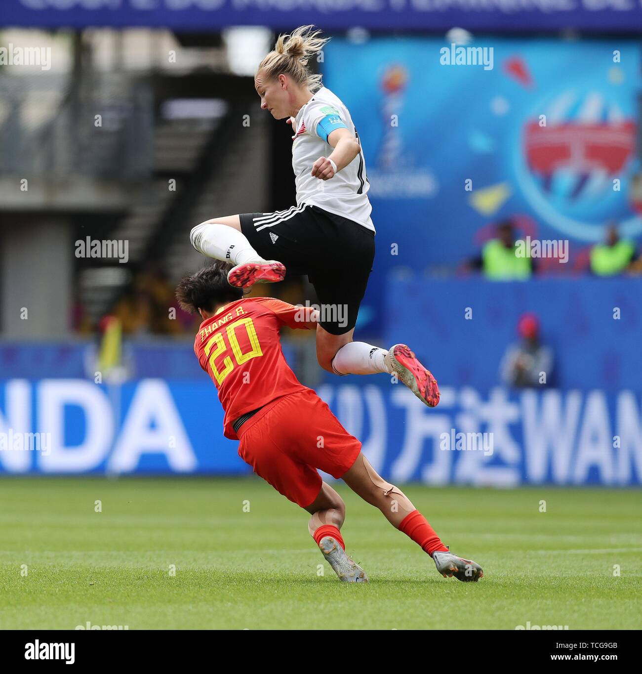 Rennes, France. 08th June, 2019. firo: 08.06.2019, Football, Women, Ladies, 2018/2019, FIFA World Cup in France, Women's World Cup, National Team, Germany, GER - China 1: 0 Hurde taken, Alexandra POPP, GER on ZHANG | usage worldwide Credit: dpa/Alamy Live News Stock Photo