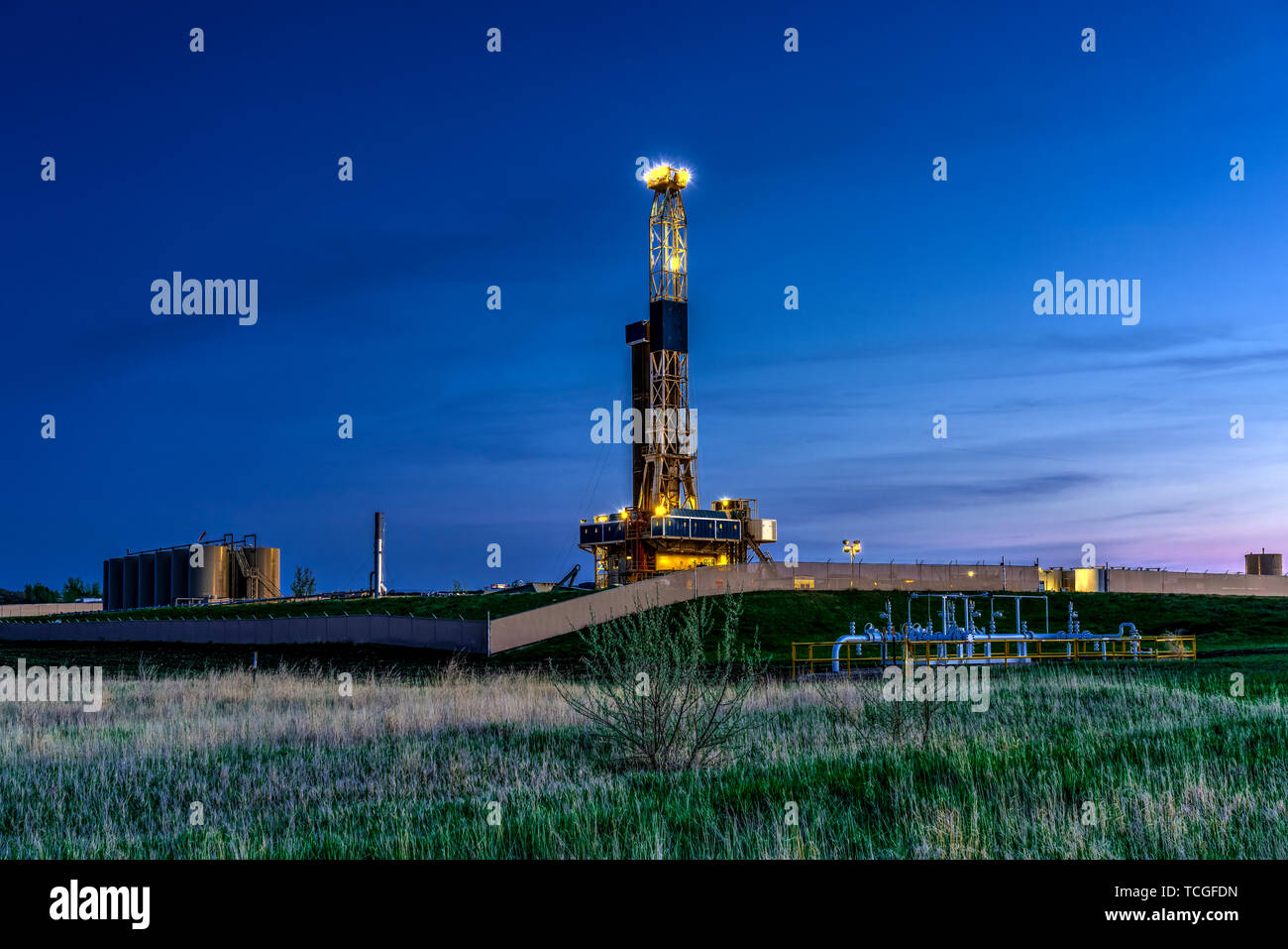 Drilling rig night hires stock photography and images Alamy