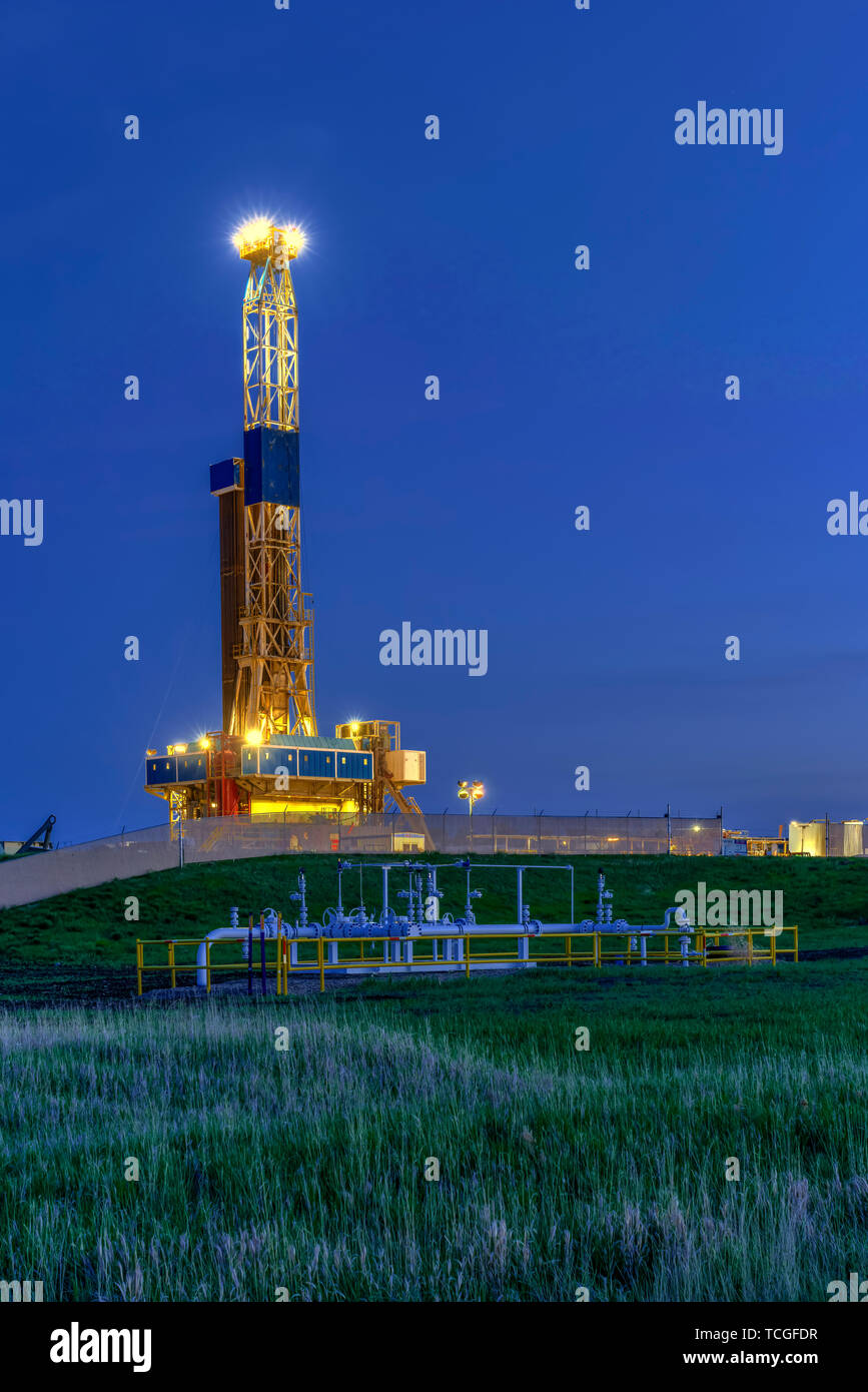 Drilling rig night hires stock photography and images Alamy