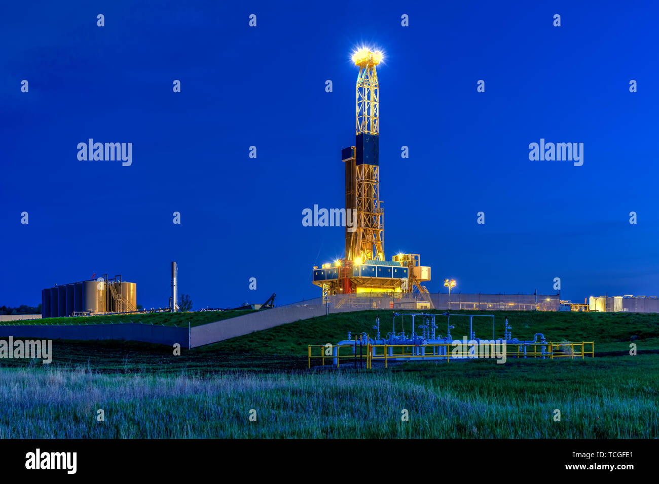 Drilling rig night hires stock photography and images Alamy