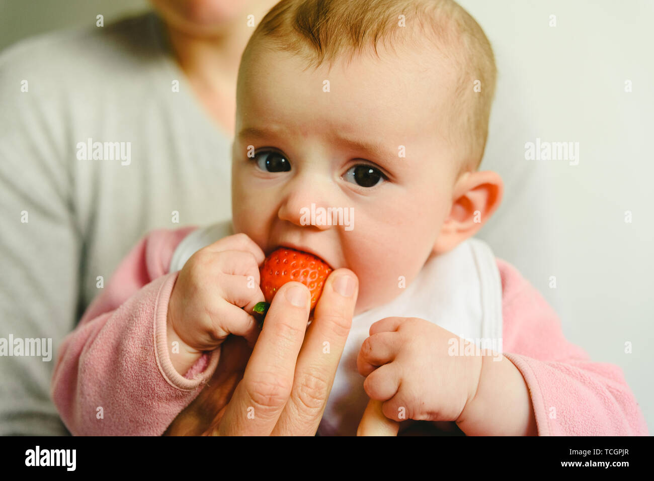 Baby of 4 months starting to try their first foods using the technique
