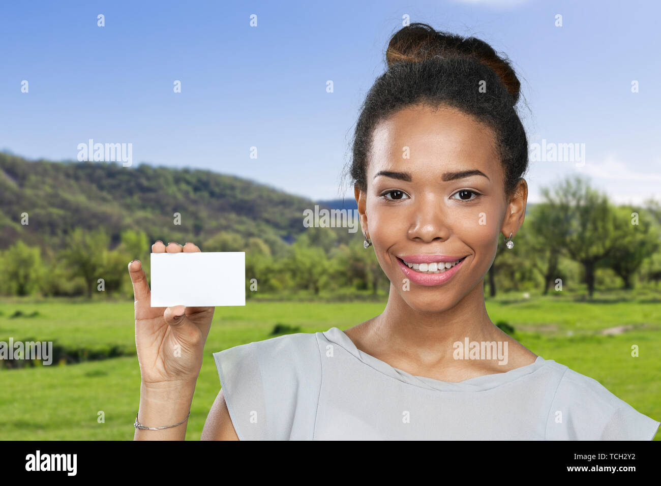African american woman holding blank paper Stock Photo - Alamy