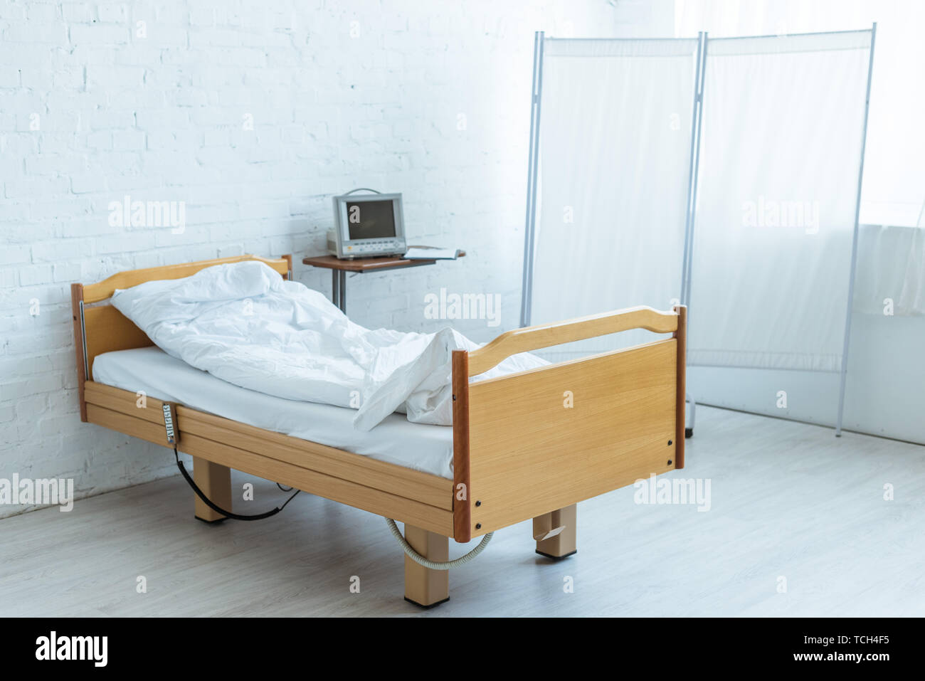 Empty hospital bed hi-res stock photography and images - Alamy, image size:1300x957