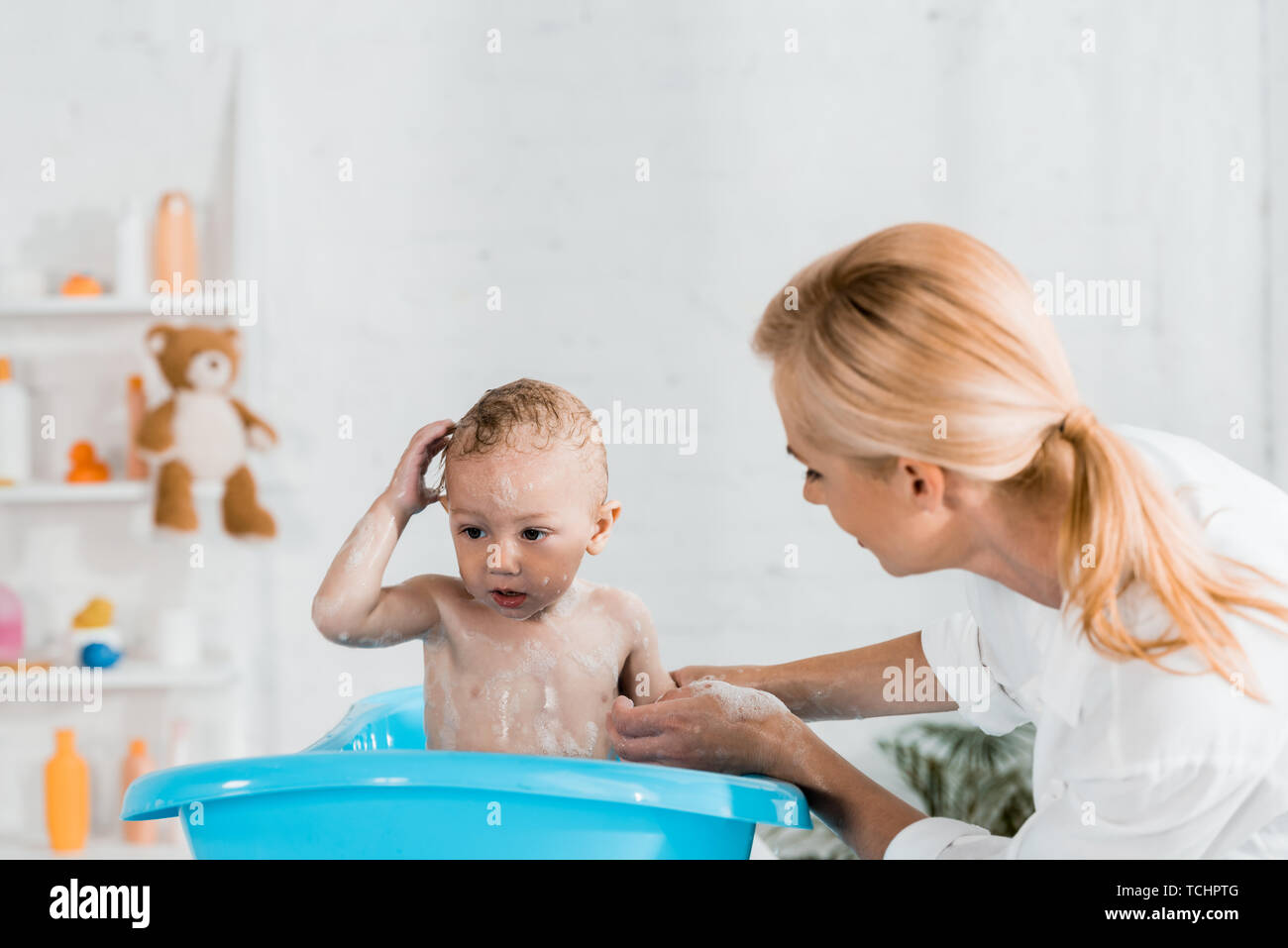 Мама в ванной 18. Помыла сына в ванной. Мама с сыном играют в ванной. Семейная эмоция радость в ванной комнате. Мама погружает сына в ванну.