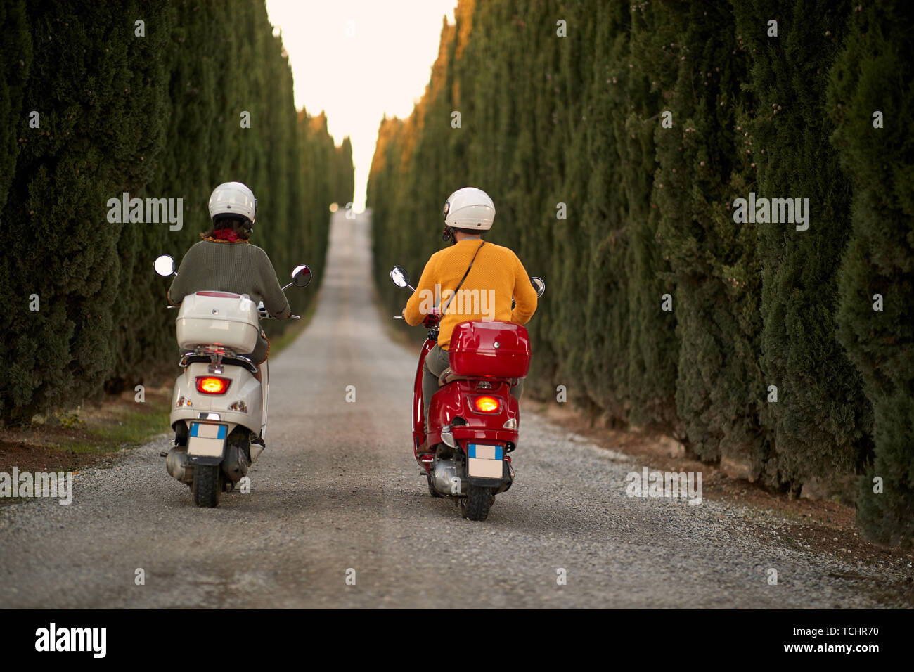 Человек на скутере. Мотороллер vespa s50. Скутер подростковый. Мопед. Итальянский скутер piaggio.