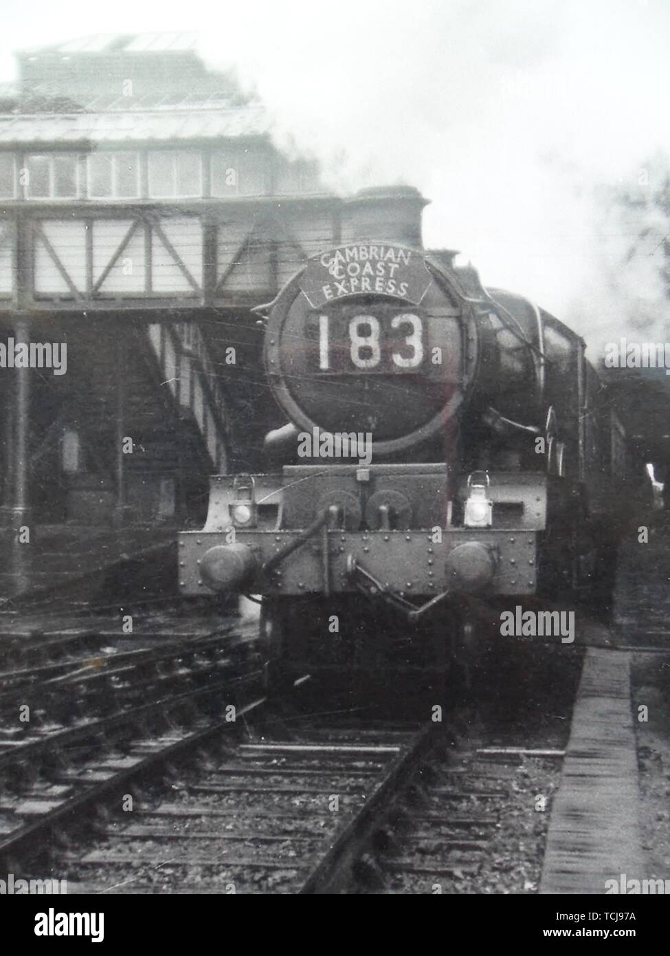 An Old Oak Common Castle Class Engine leads the Cambrian Coast Express. Steam train at Shrewsbury Railway Station in the 1950s. Shrewsbury, Shropshire, England, UK Stock Photo