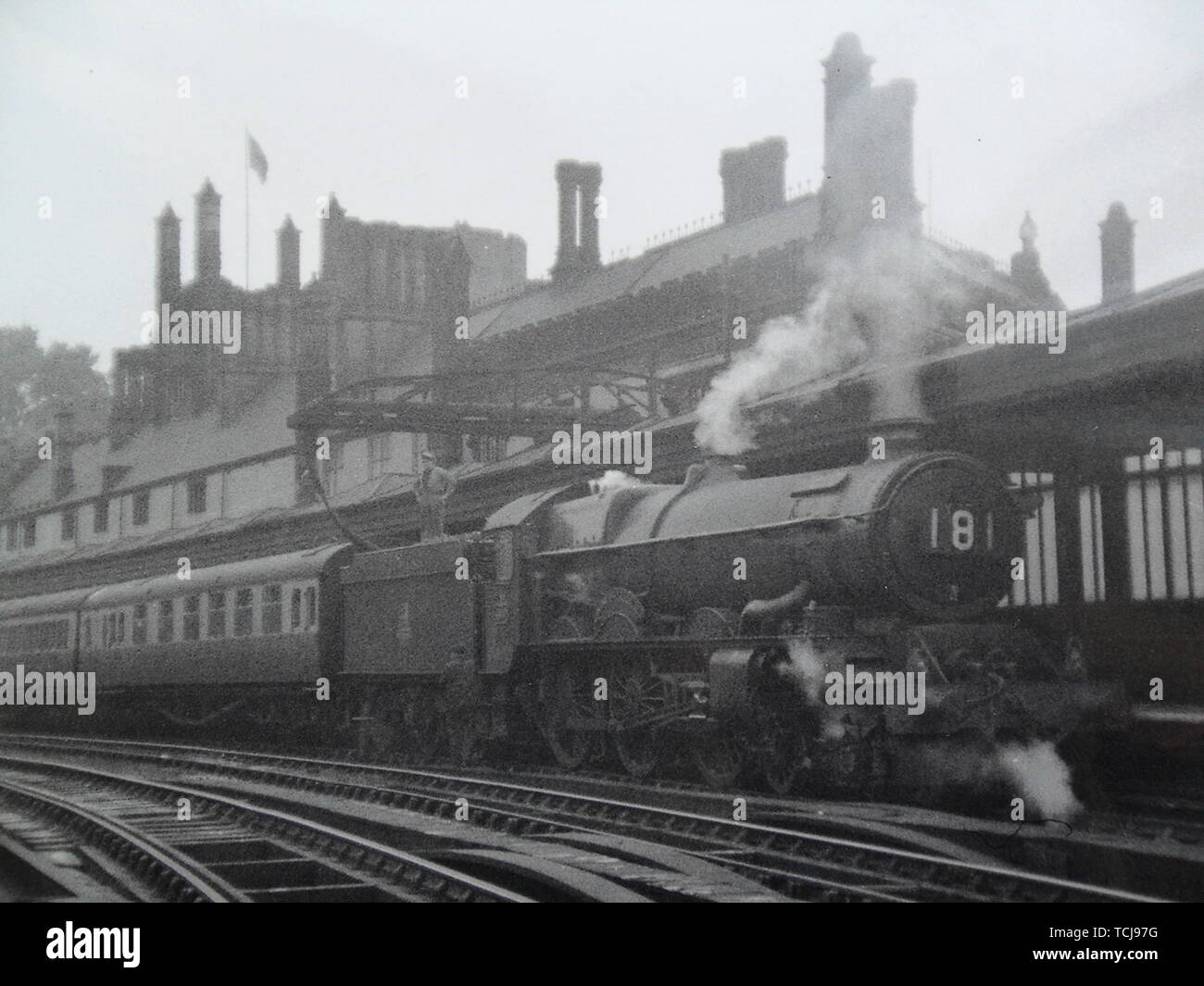 King class locomotive takes on water at Shrewsbury. Steam train at Shrewsbury Railway Station in the 1950s. Shrewsbury, Shropshire, England, UK Stock Photo