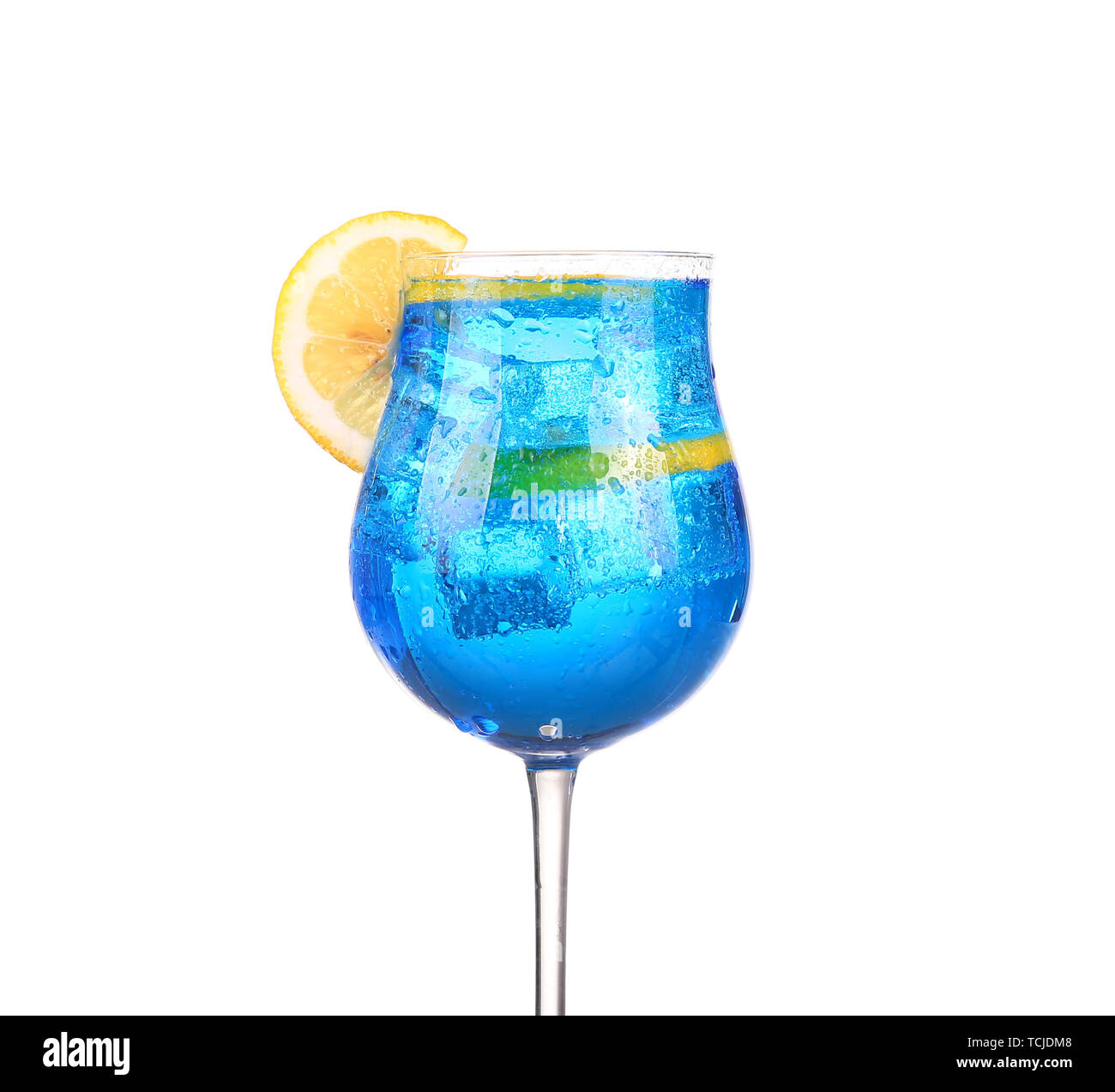 Sprite drinks whit sparkllng soda and ice in glass isolated on white ...