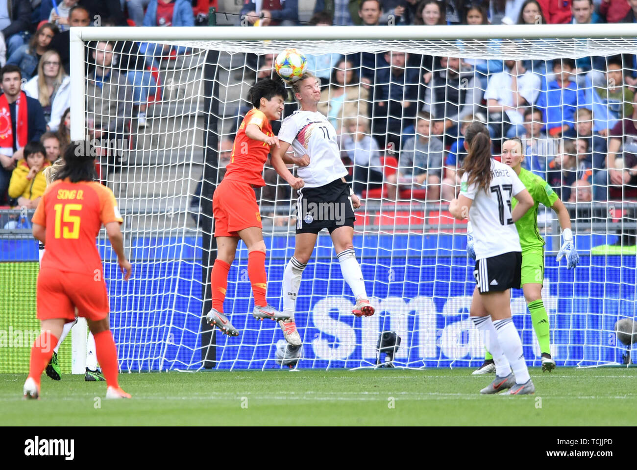 8 june 2019 Rennes, France Soccer Women World Championships Germany v China  Header-Duell between  a chinese pleayer and Alexandra Popp (DFB-Frauen) (11) Stock Photo