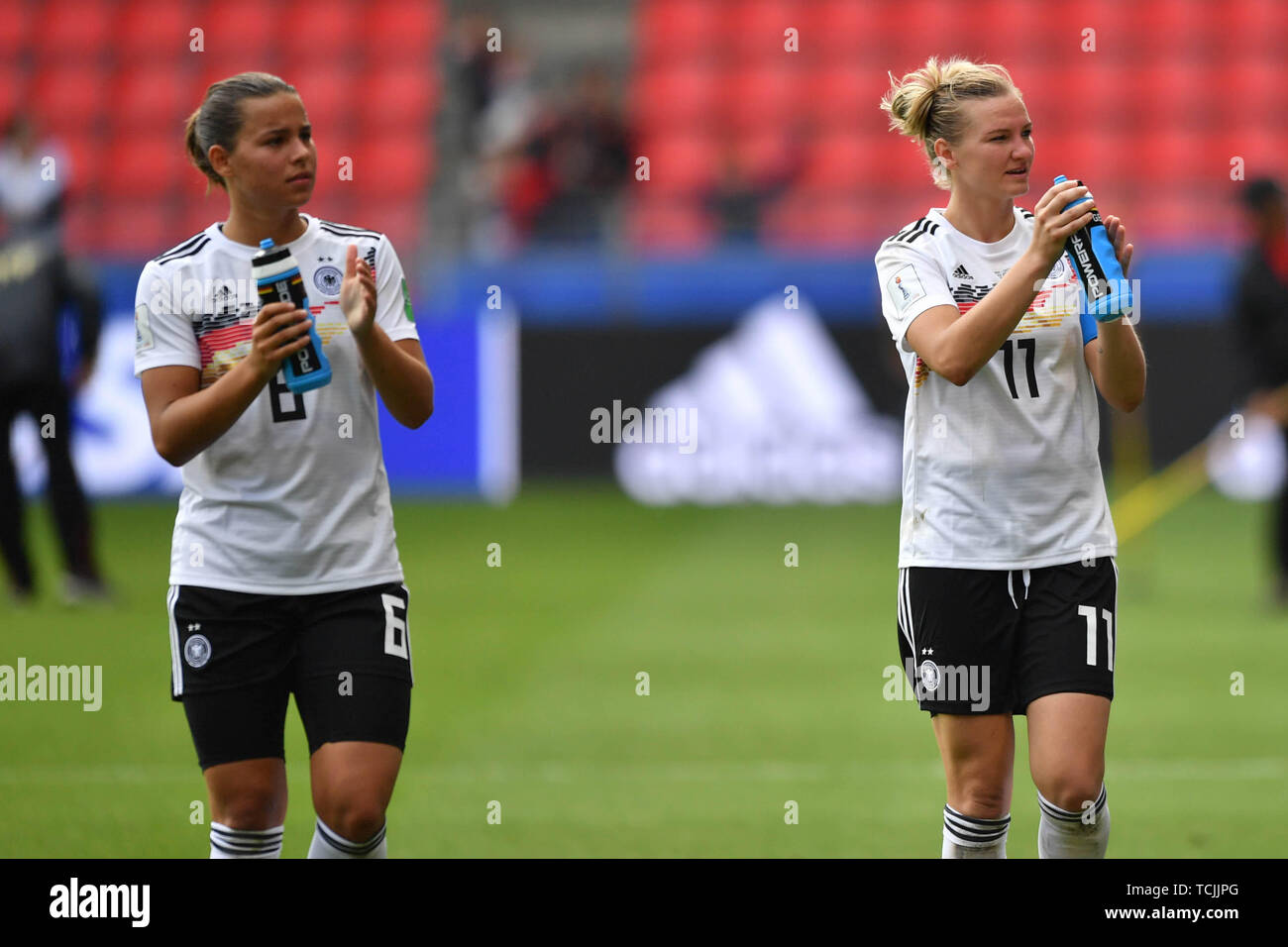8 june 2019 Rennes, France Soccer Women World Championships Germany v China  Lena Oberdorf (DFB-Frauen) (6) and Alexandra Popp (DFB-Frauen) (11) after the match at the fans Stock Photo