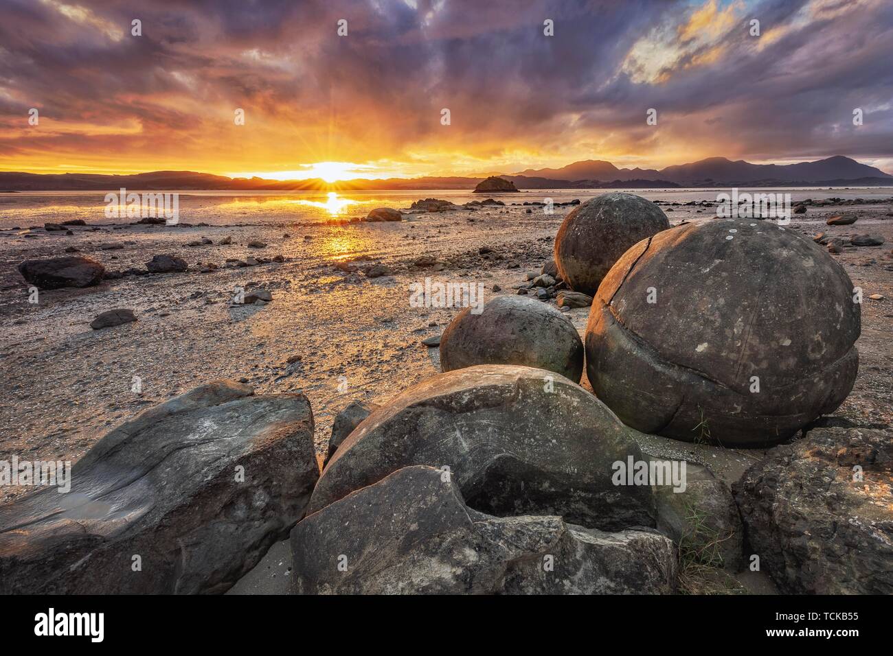 Koutu Boulders with sun star at sunset, Opononi, Far North District, Northland, North Island, New Zealand Stock Photo