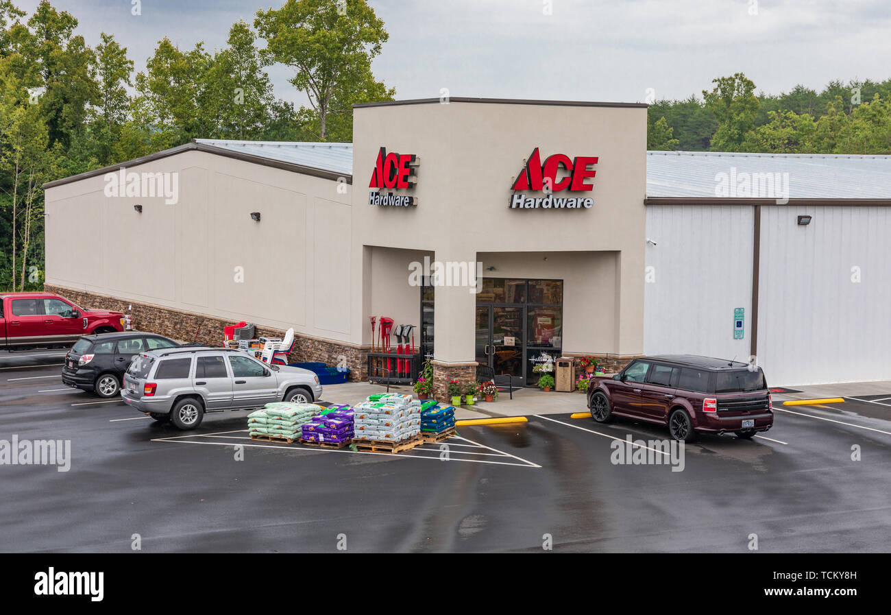 Rural Hardware Store High Resolution Stock Photography And Images Alamy