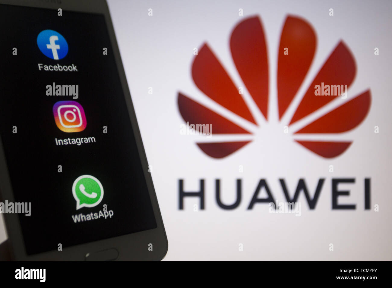 Asuncion, Paraguay. 8th June, 2019. Logos icons of Facebook, Instagram and WhatsApp apps are seen on a smartphone screen against Huawei logo unfocused on background. Credit: Andre M. Chang/ZUMA Wire/Alamy Live News Stock Photo