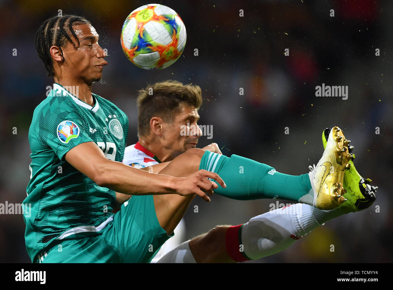 Borissow, Belarus. 08th June, 2019. Football: European Championship qualification, Belarus - Germany, Group stage, Group C, Matchday 3 in the Borisov Arena. Leroy Sane of Germany and Alexander Martynovich (Aleksandr Martynovich) of Belarus fight for the ball. Credit: Marius Becker/dpa/Alamy Live News Stock Photo