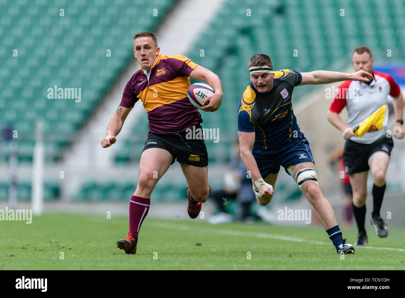 London, UK. 08th, Jun 2019. Leicestershire’s Callum Dacey (left) clashed with Surrey’s Harry Sheppard (right) during Bill Beaumont County Championship Division 2 Final: Surrey v Leicestershire at Twickenham Stadium on Saturday, 08 June 2019. LONDON England .  (Editorial use only, license required for commercial use. No use in betting, games or a single club/league/player publications.) Credit: Taka G Wu/Alamy Live News Stock Photo