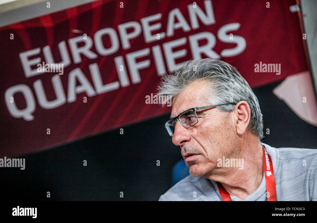 Athens Greece 8th June 19 Greece S Head Coach Angelos Anastasiadis Reacts During The Uefa Euro Group J Qualifier Soccer Match In Athens Greece June 8 19 Credit Panagiotis Moschandreou Xinhua Alamy Live News