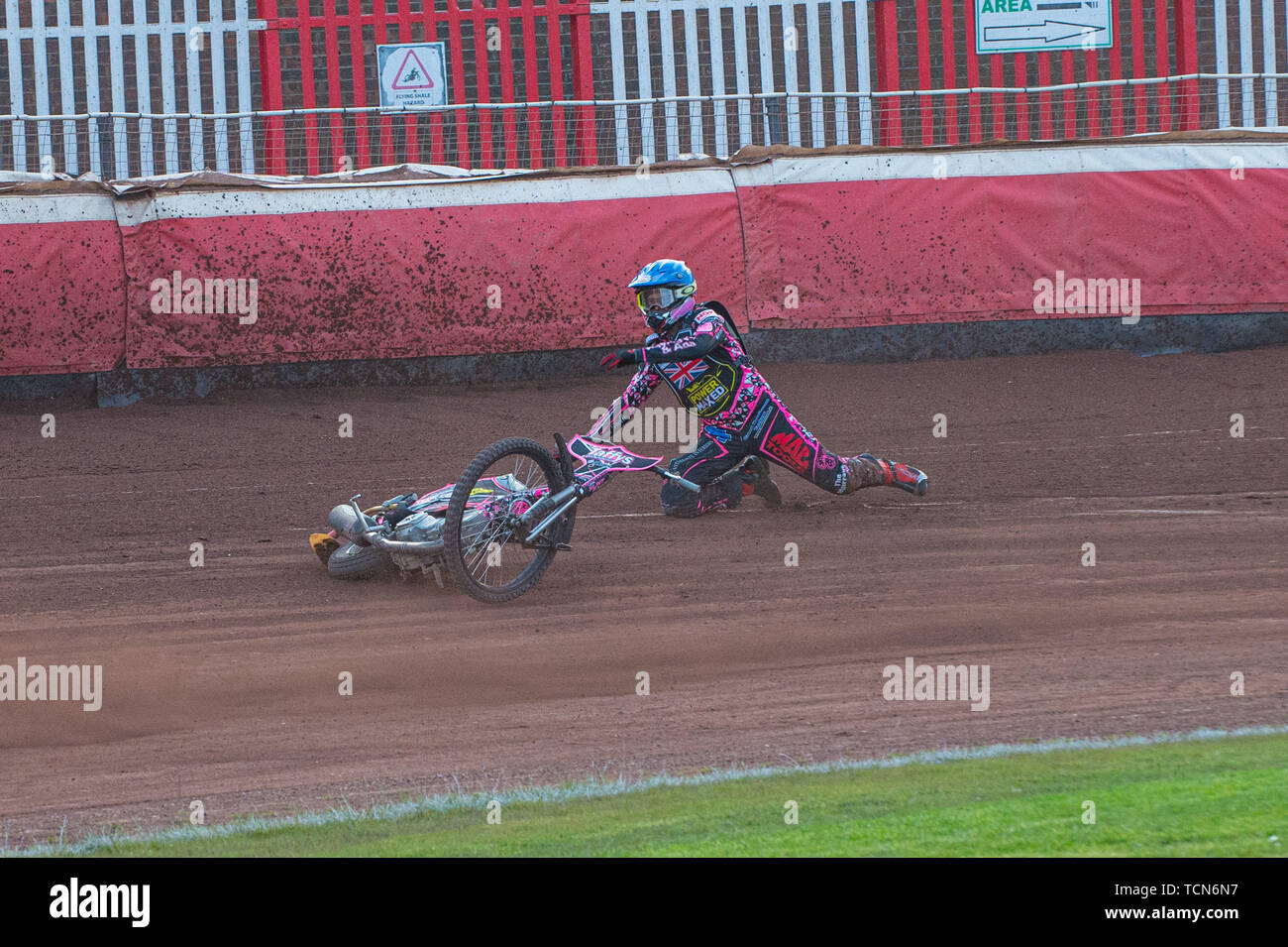 Glasgow, Scotland, UK. 08th June, 2019.  Meeting Reserve Leon Flint falls during the FIM Speedway Grand Prix World Championship - Qualifying Round 1 at the Peugeot Ashfield Stadium, Glasgow on Saturday 8th June 2019. (Credit: Ian Charles | MI News) Credit: MI News & Sport /Alamy Live News Stock Photo