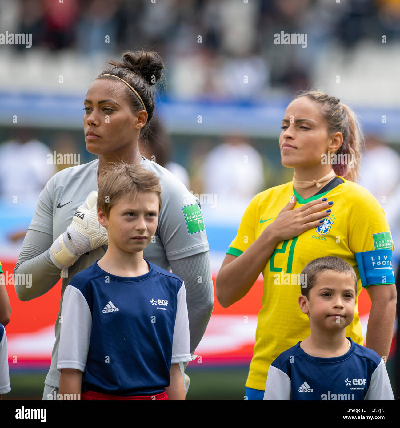 Grenoble, France. 09th June, 2019. BRAZIL VS. JAMAICA - The Brazilian national team during a hymn before a match between Brazil and Jamaica, valid for the 2019 FIFA Women&#39;s Worup,Cup, held on Sunday, June 9, 2019, at the Stade des Alpes Stadium in Grenobleance. Credit: Foto Arena LTDA/Alamy Live News Stock Photo