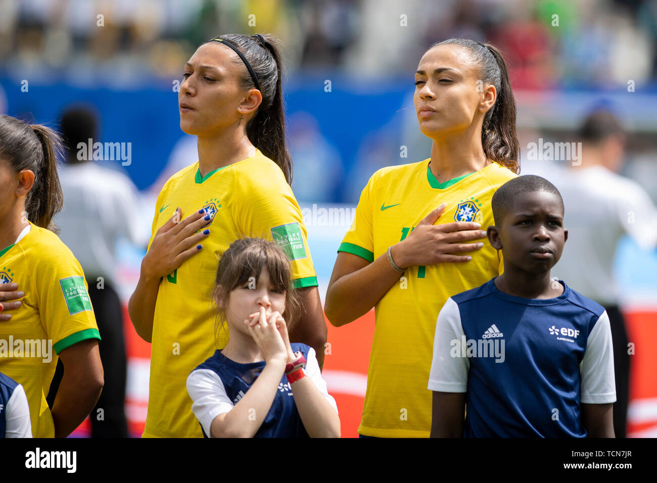 Grenoble, France. 09th June, 2019. BRAZIL VS. JAMAICA - The Brazilian national team during a hymn before a match between Brazil and Jamaica, valid for the 2019 FIFA Women&#39;s Worup,Cup, held on Sunday, June 9, 2019, at the Stade des Alpes Stadium in Grenobleance. Credit: Foto Arena LTDA/Alamy Live News Stock Photo