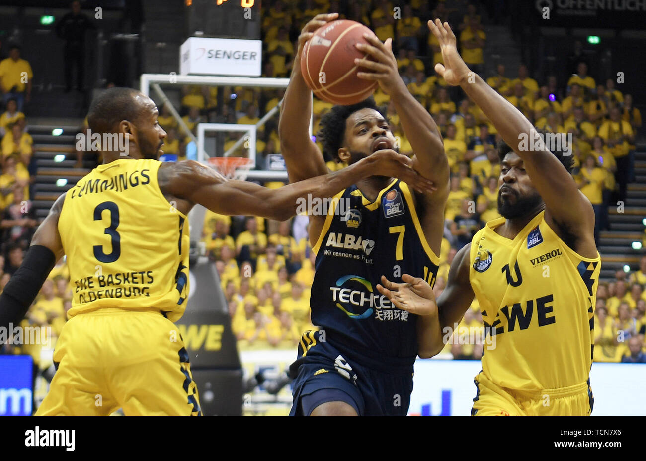 Oldenburg, Germany. 09th June, 2019. Basketball: Bundesliga, EWE Baskets  Oldenburg - ALBA Berlin, championship round, semi-final, 3rd matchday.  Berlin's Derrick Walton Jr (M) pulls the ball to the basket and cannot be